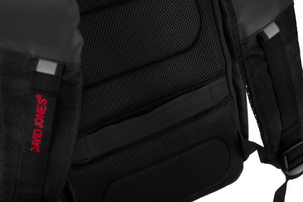 Moderní batoh s přihrádkou na notebook a USB portem